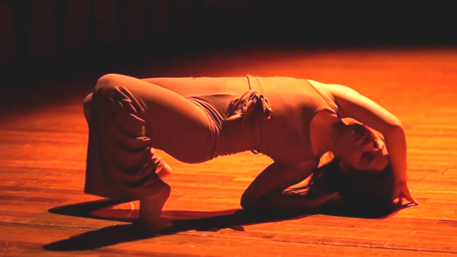 Profesora de danza del Tec campus Ciudad Juárez muestra pasos de baile aprendidos a lo largo de su carrera