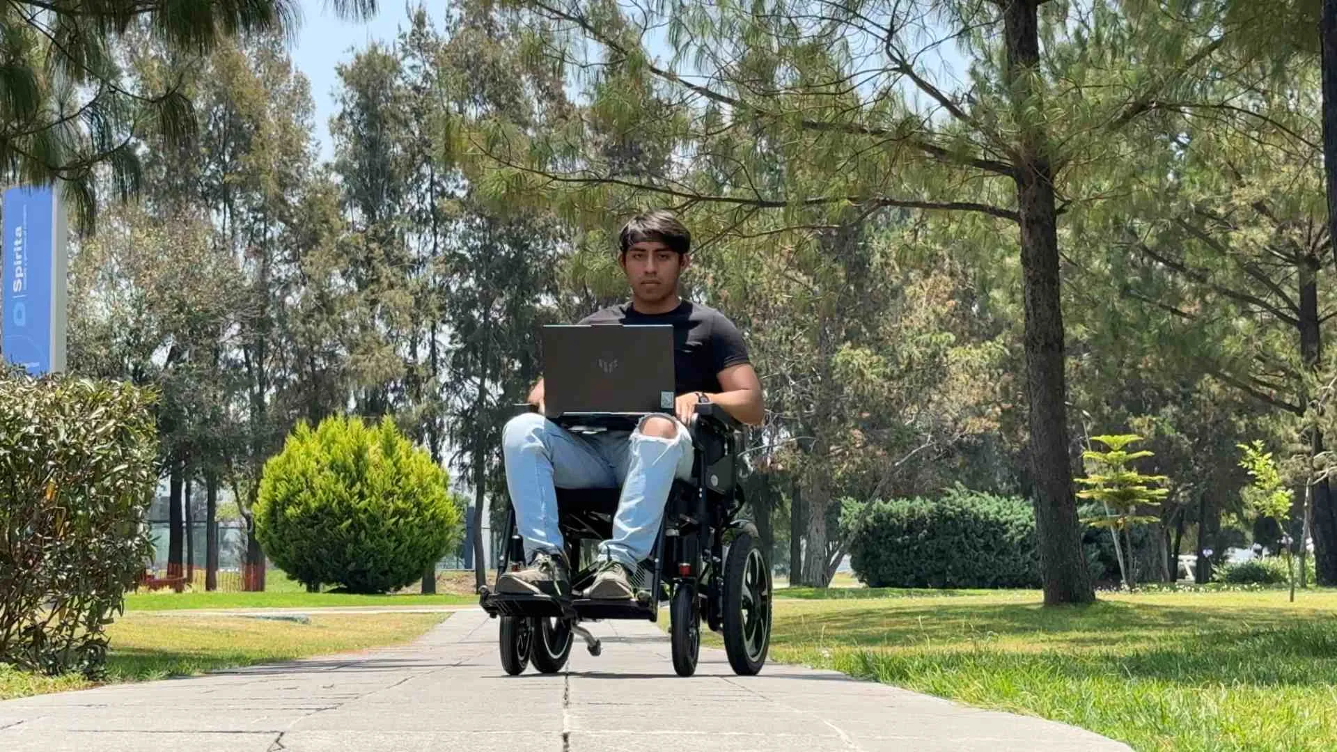 Alumnos del Tec campus Puebla desarrolló una silla de ruedas que se puede controlar con la mente