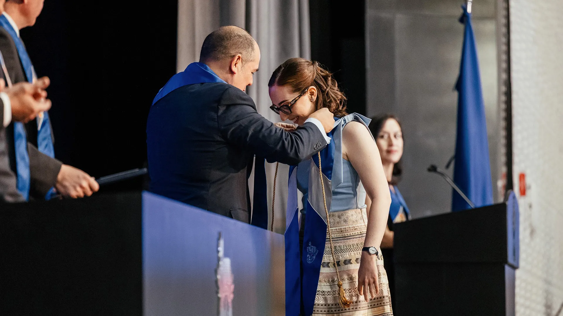 Director general del Tec de Monterrey campus Laguna entrega cordón de menció honorífica a estudiante ganadora del Premio Nacional del examen CENEVAL en generación junio 2025