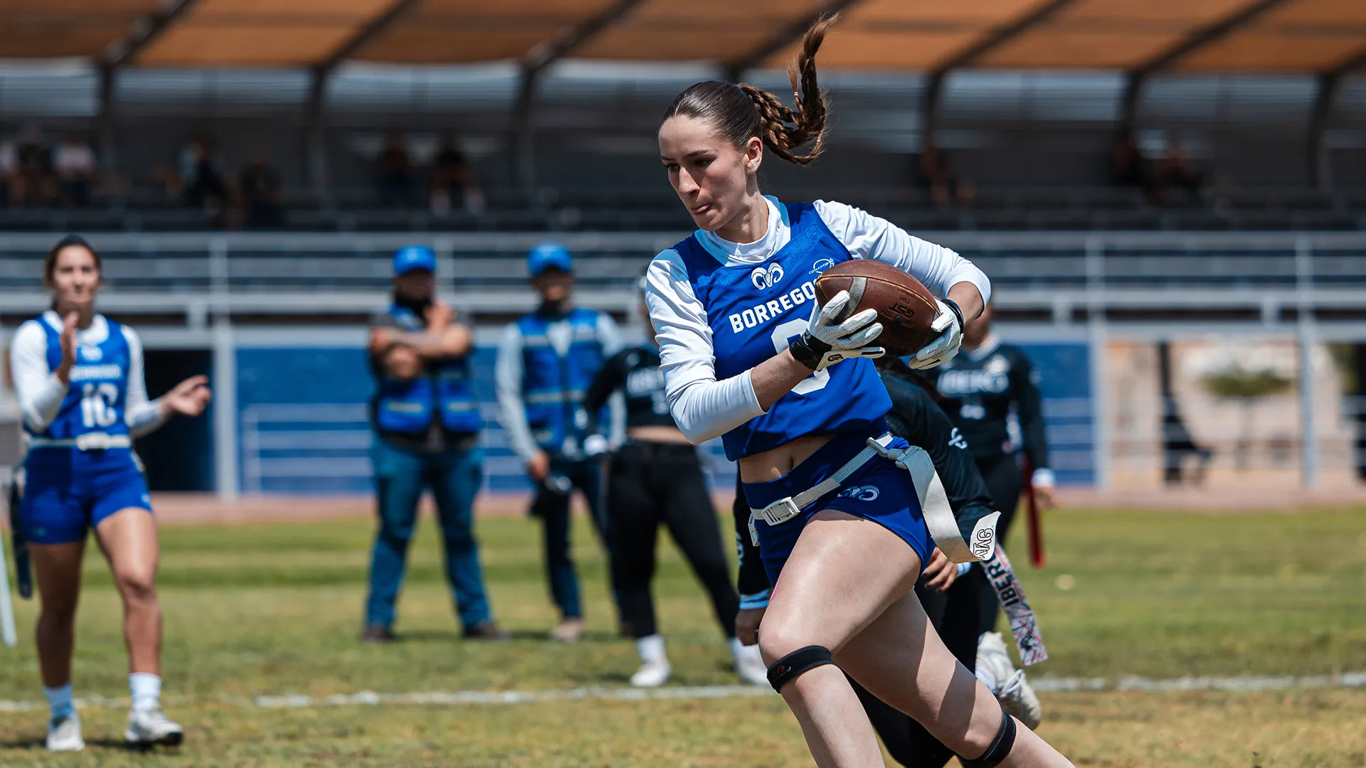 Jugadora de tochito bandera de Borregos Laguna corre hacia la zona de anotación con el balón en mano