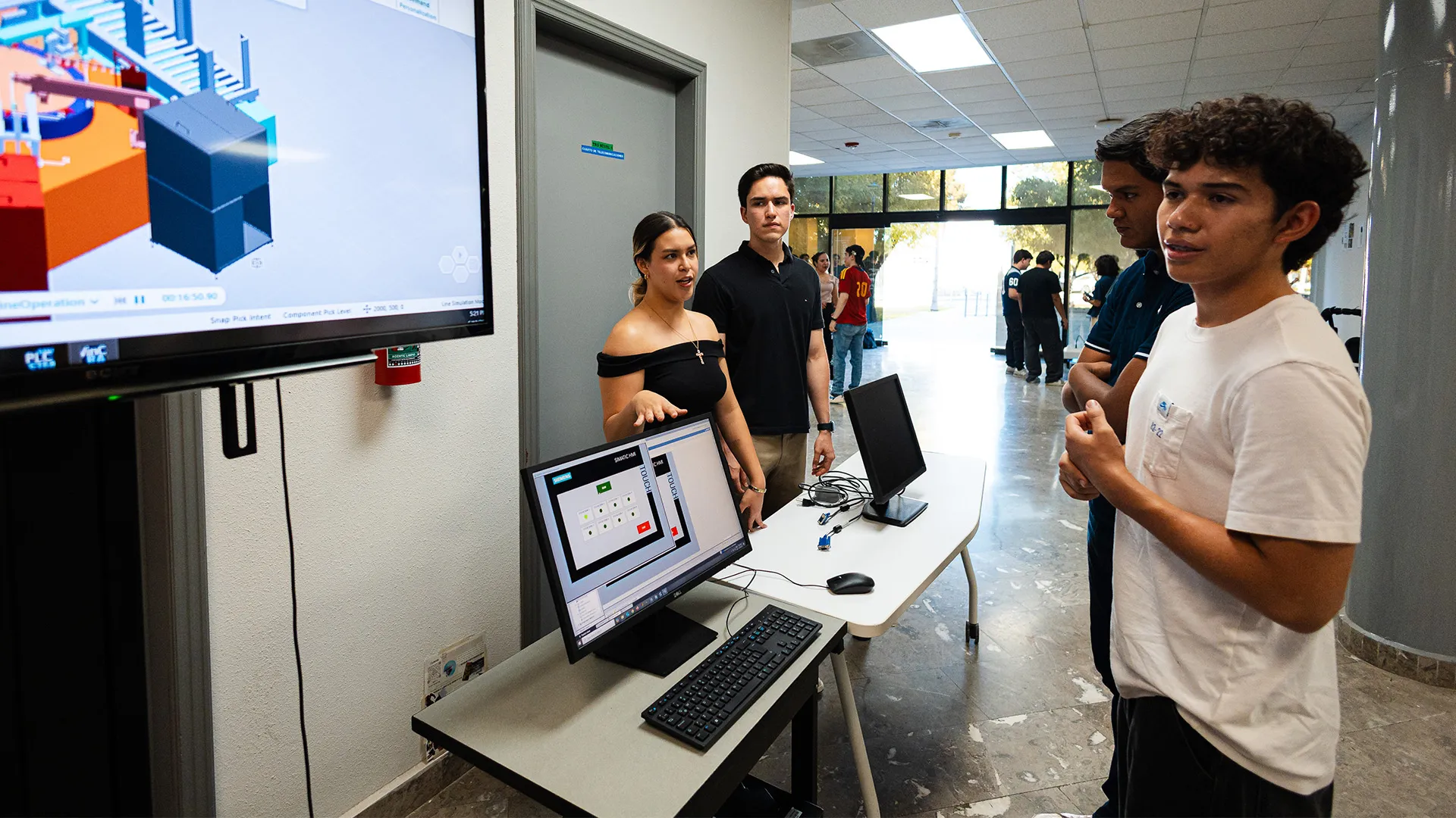 Alumnos de Ingeniería del Tec de Monterrey campus Laguna exponen a compañeros el trabajo realizado en vinculación con socios formadores