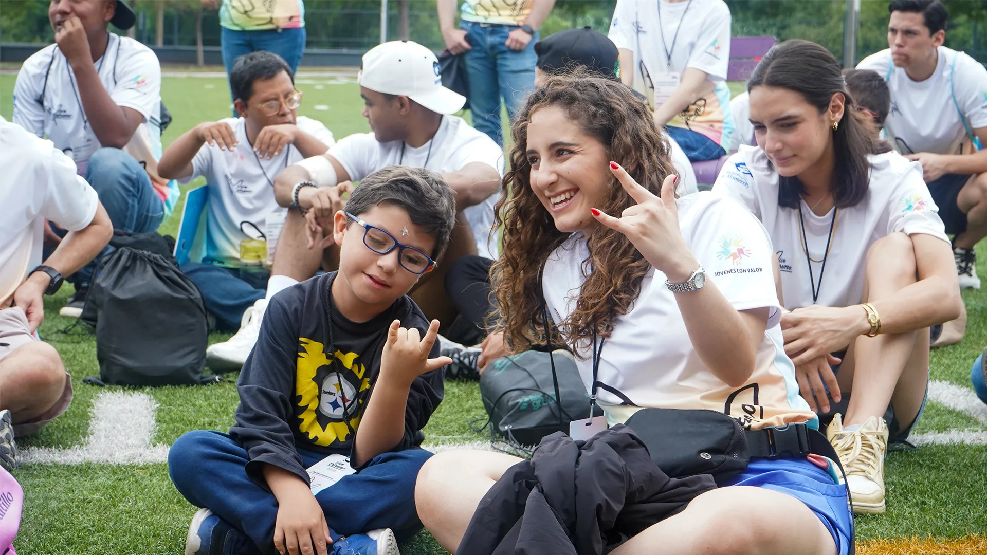 Participante y voluntaria sonriendo en campamento Vive Extremo