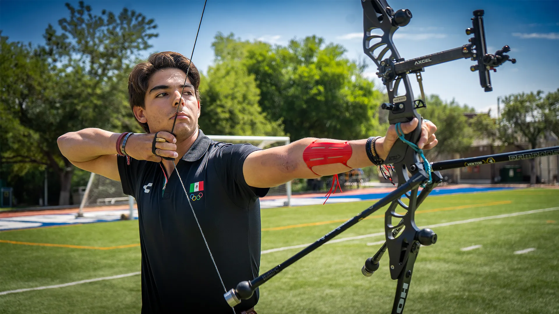 Hugo Cueto, arquero saltillense apuntando con arco