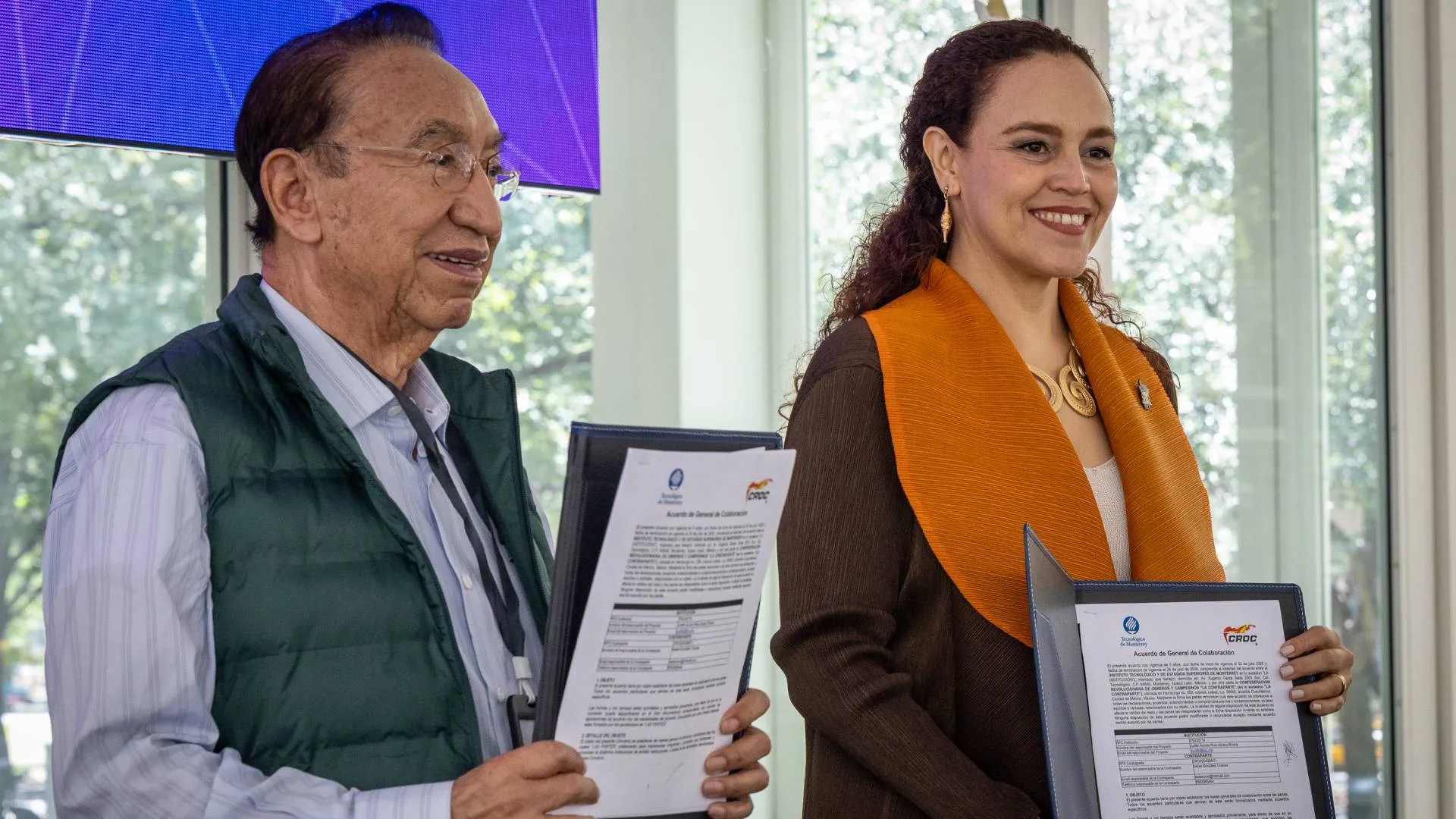 Isaías González, secretario general de la CROC, junto a Judith Godoy, decana nacional de la EHE del Tec.