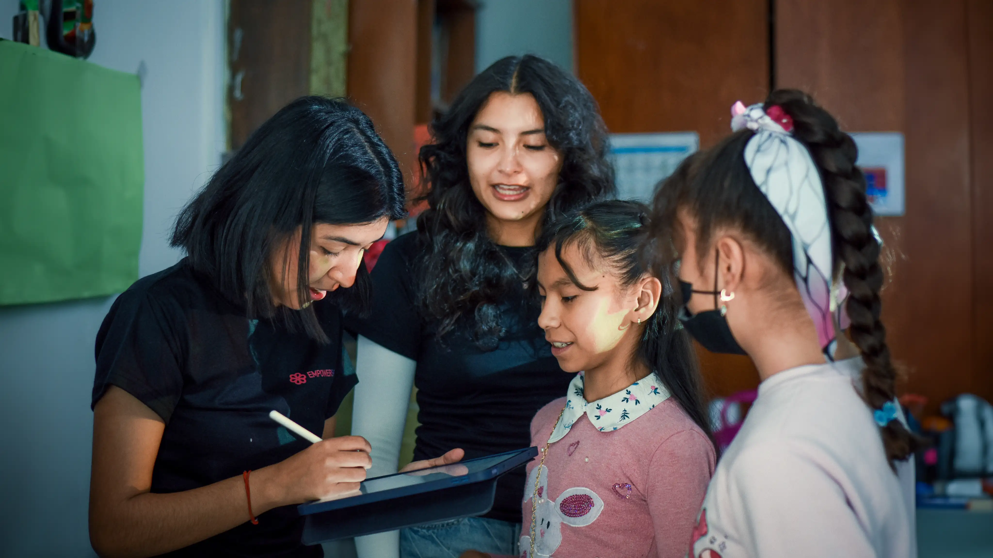 Niñas de escuelas públicas participaron en talleres STEAM organizados por EmpowerShe en el campus Puebla como parte de un curso de verano