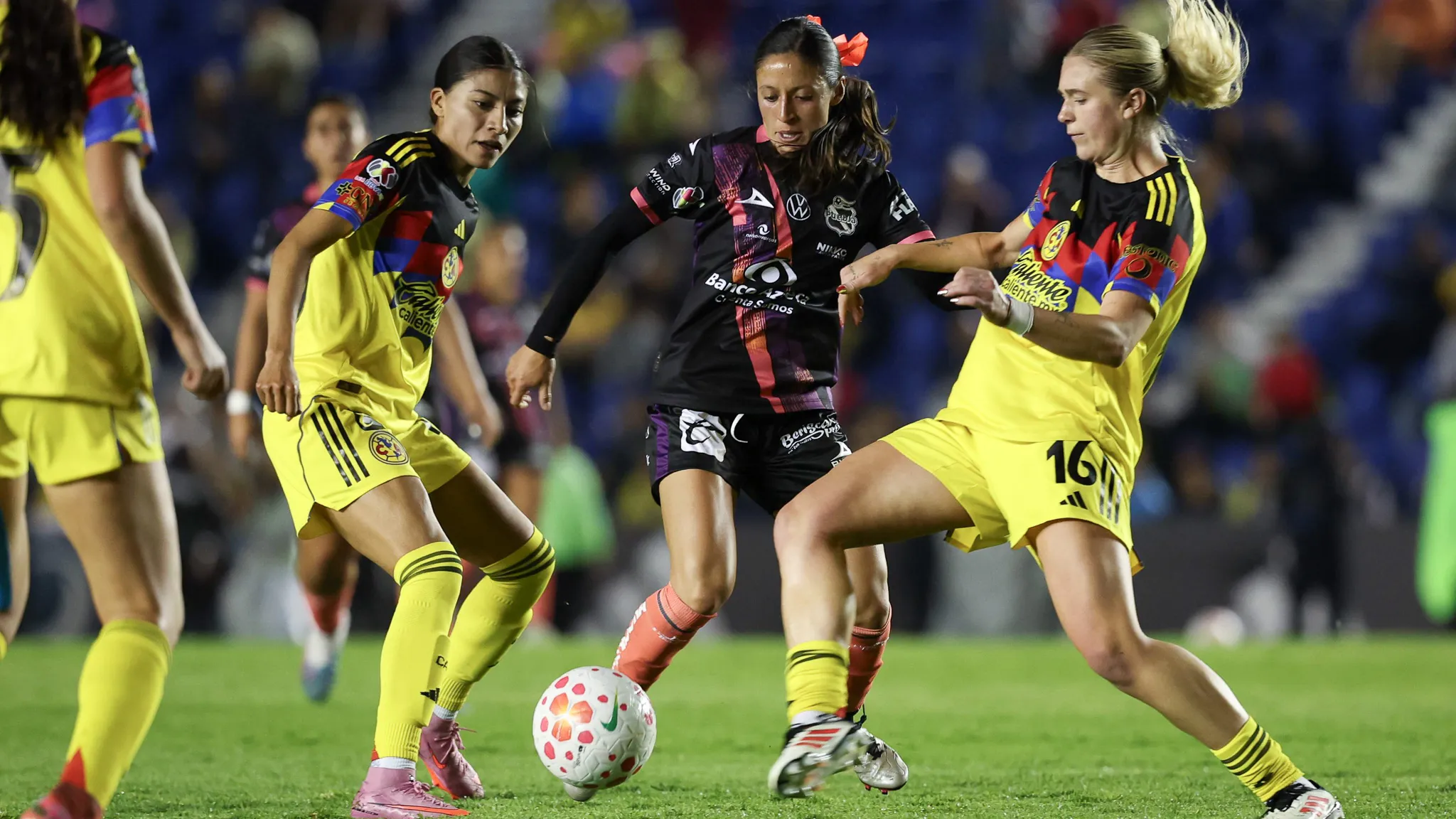 Sheila Vivanco disputa balón ante Águilas del América