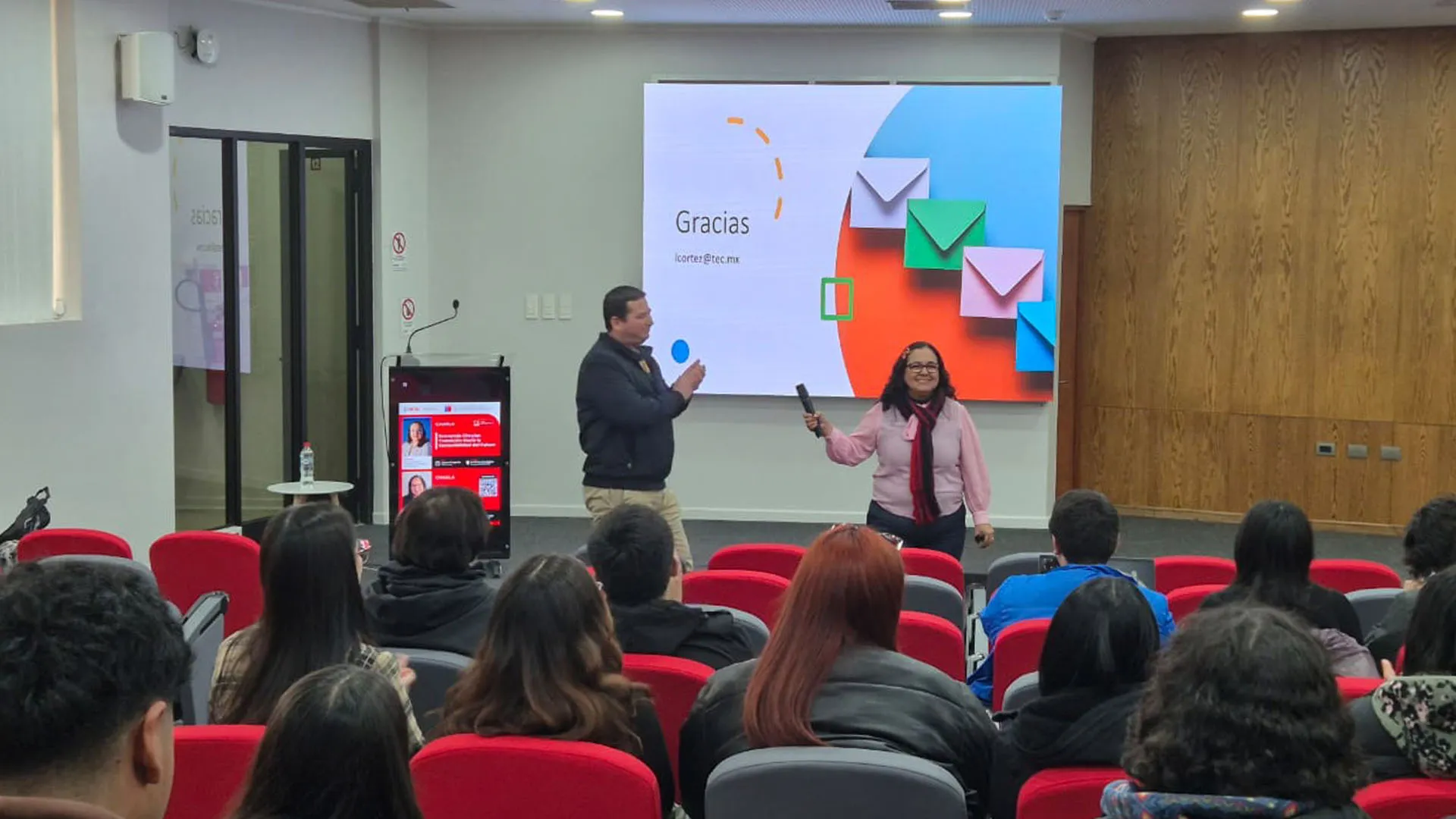 profesora tec dando clases de innovacion en chile