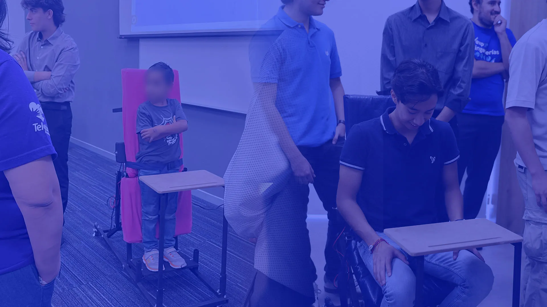 Personas utilizando el bipedestador