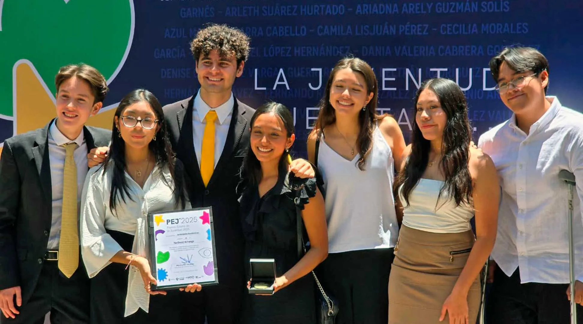 Estudiantes de PrepaTec Querétaro son reconocidos con el Premio Estatal de la Juventud por sus actividades académicas de robótica. 