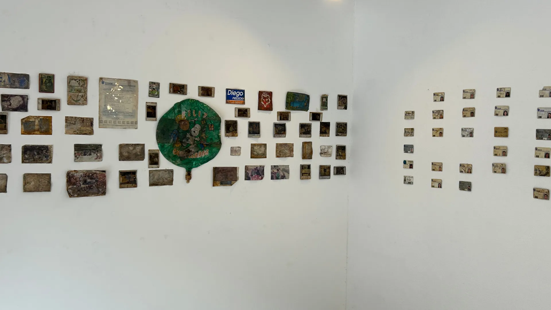 Exposición de los objetos contenidos en la cápsula.