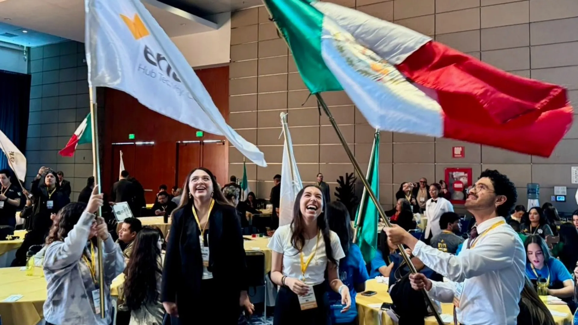 Integrantes del equipo AureoBos del Tec de Monterrey campus Chihuahua celebran su participación y segundo lugar en Enactus 2025