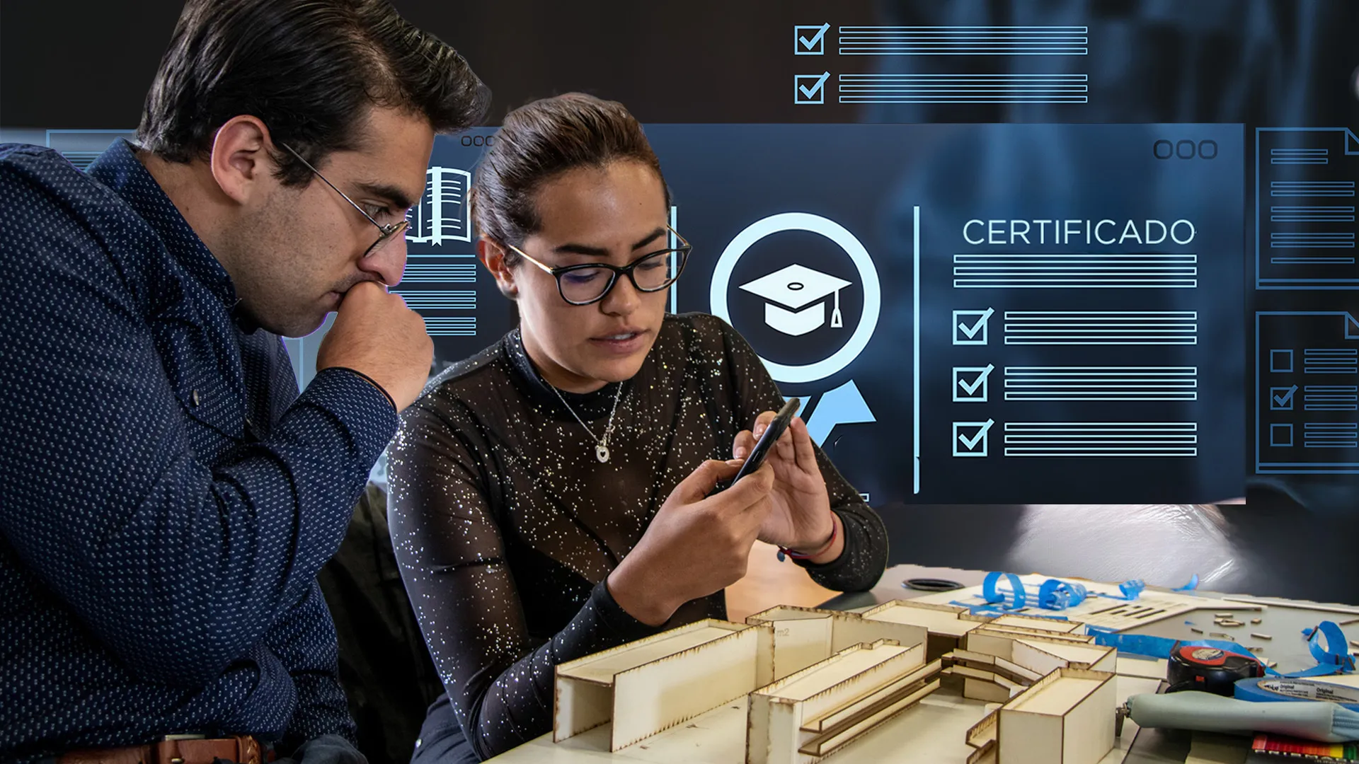 Estudiantes aprenden competencias en sus estudios, al observar al profesor en un taler.