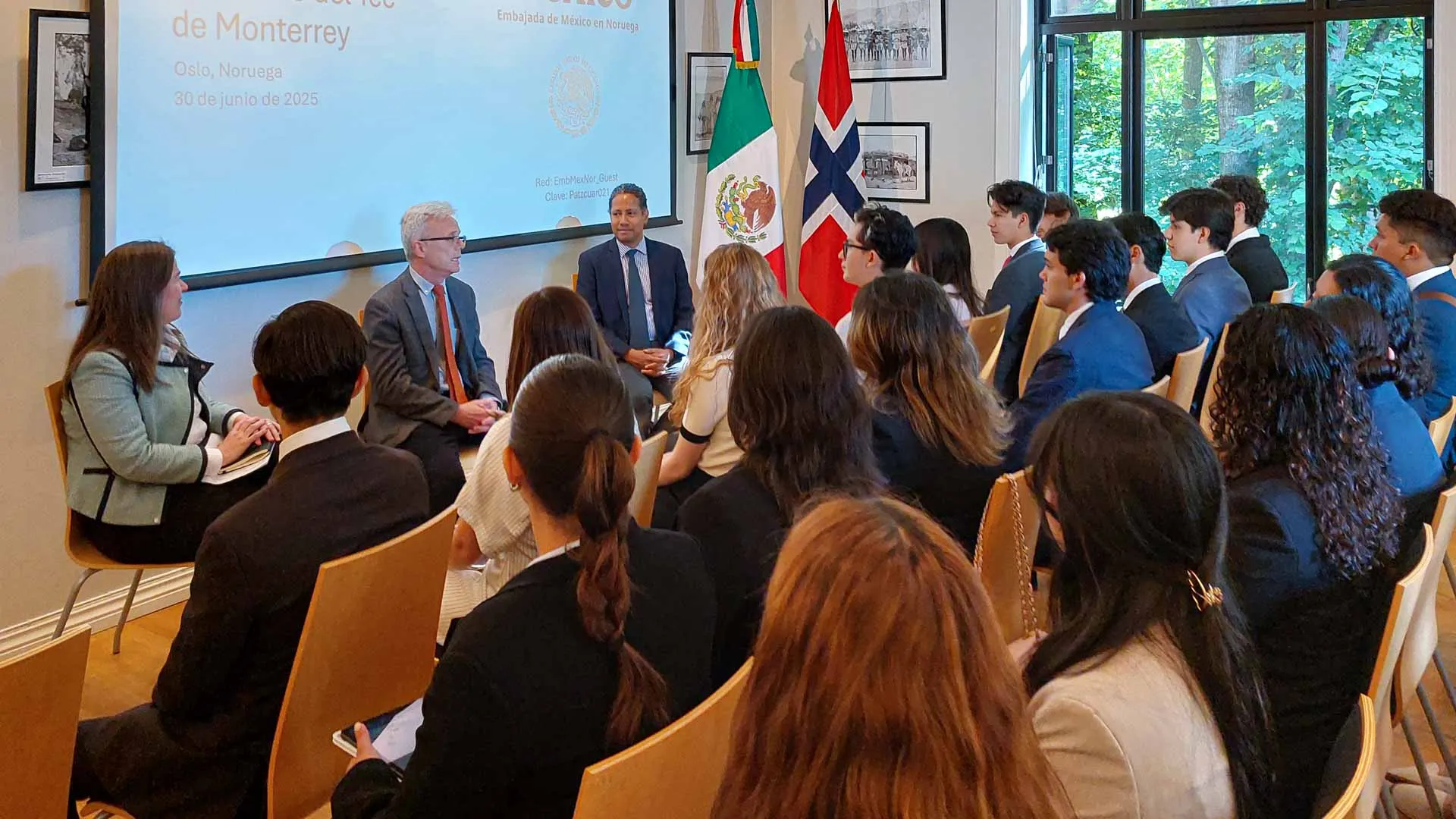 Estudiantes Tec realizan servicio social en Embajada de México