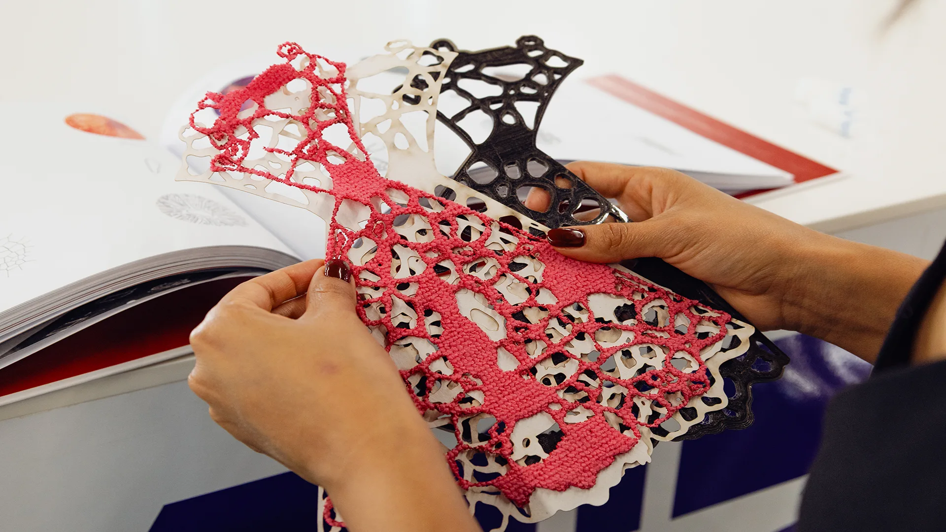 Evelyn Ramírez, EXATEC del Tec de Monterrey campus Puebla, presenta su proyecto Rho, prenda menstrual reutilizable y sostenible con la que obtuvo el subcampeonato nacional del James Dyson Award 2025.