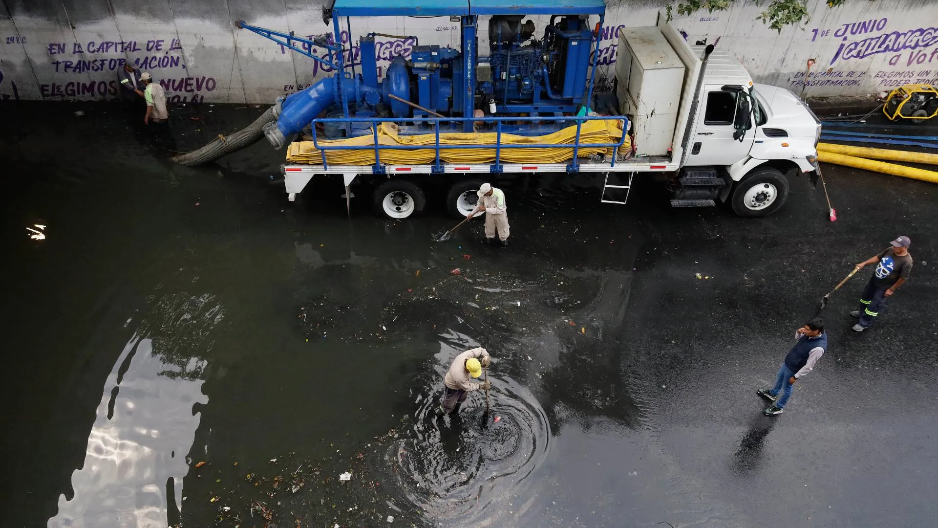 Trabajos de recolección de basura y aguas residuales en un paso subterráneo después de una fuerte lluvia histórica en la Ciudad de México, México, el 10 de agosto. Foto : Gerardo Vieyra