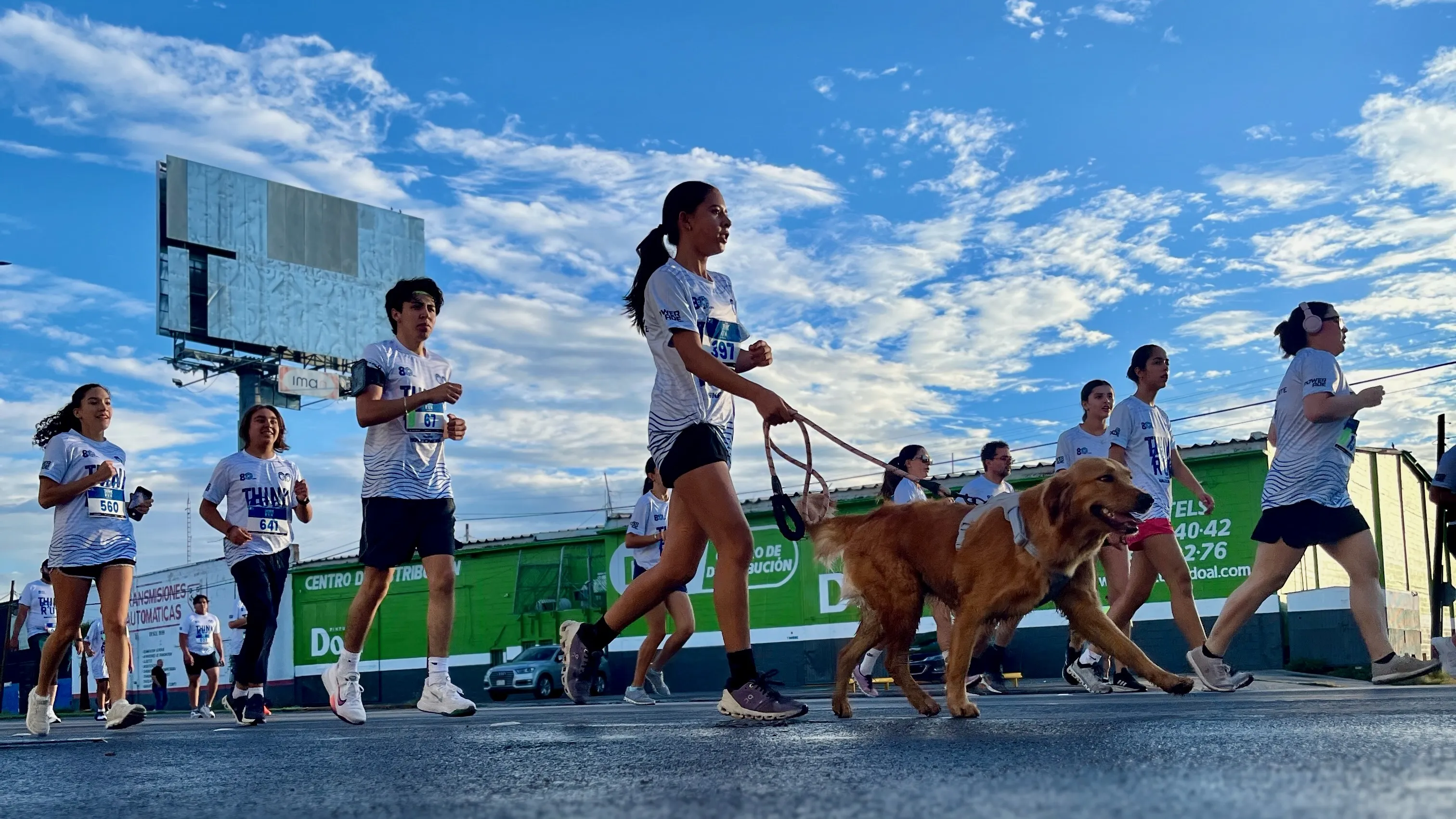 Kendra Villarreal, estudiante de PrepaTec, junto con su perro en la primera Carrera Borregos Think, Feel, Run Powered by Skechers del Tec de Monterrey campus Chihuahua. 