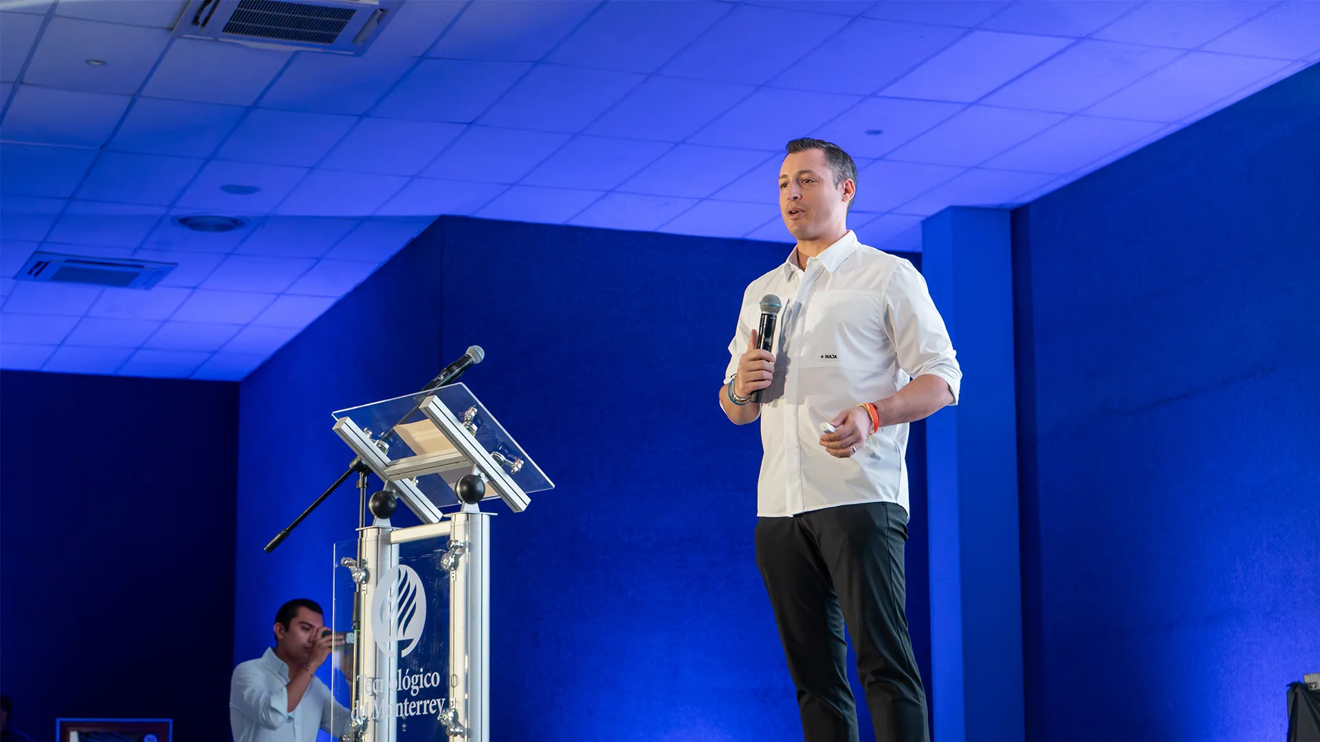 Luis Donaldo Colosio dando una plática sobre liderazgo.