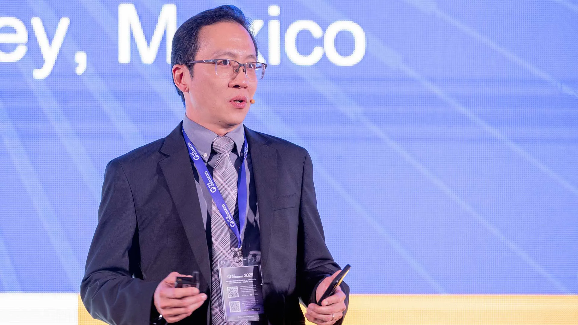 Michael Fung da una conferencia durante el IFE Conference.
