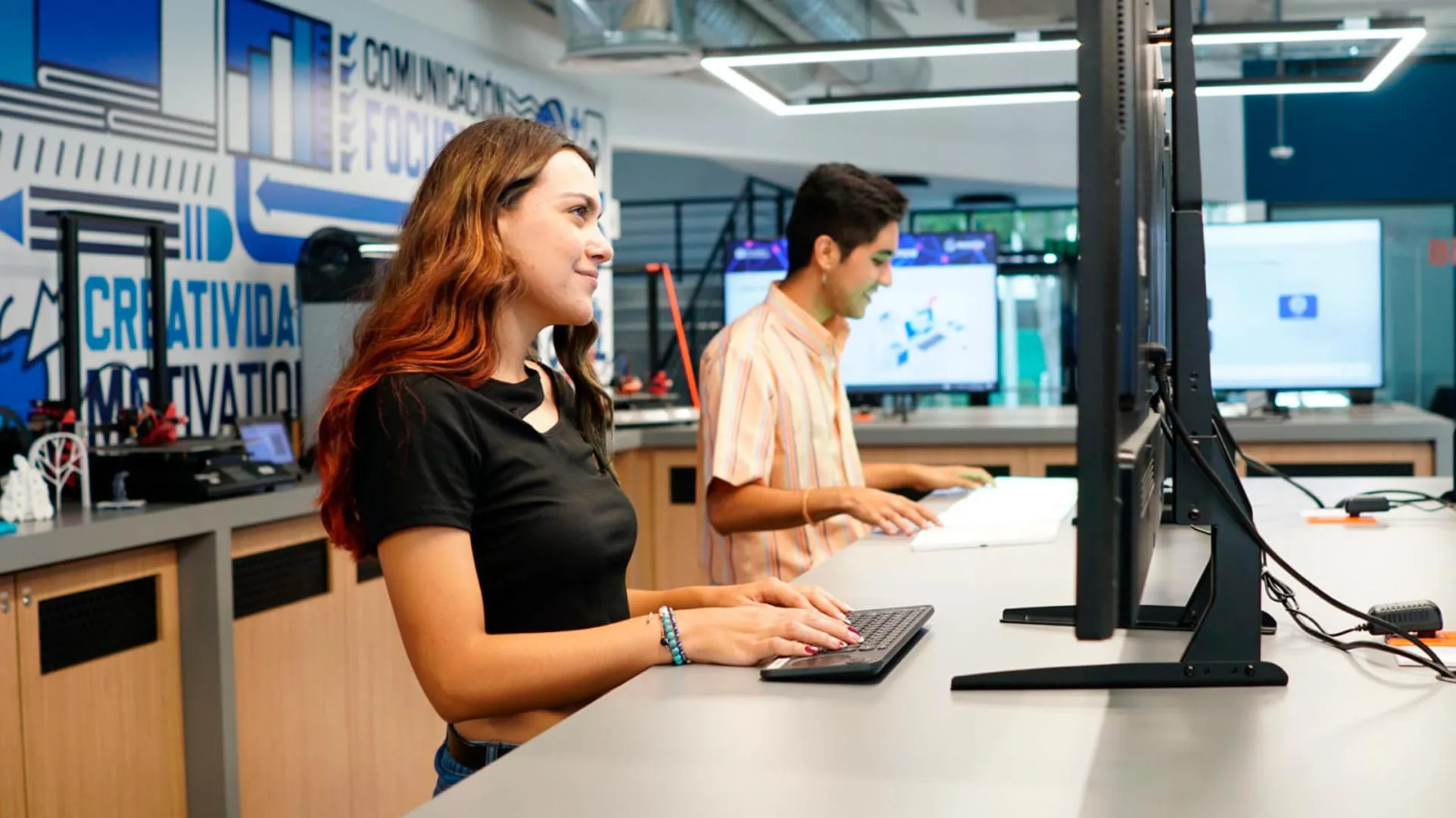 En el Tec de Monterrey campus Querétaro cuenta con Mostla, el laboratorio de tecnologías educativas emergentes que conecta a estudiantes y profesores con el futuro. 