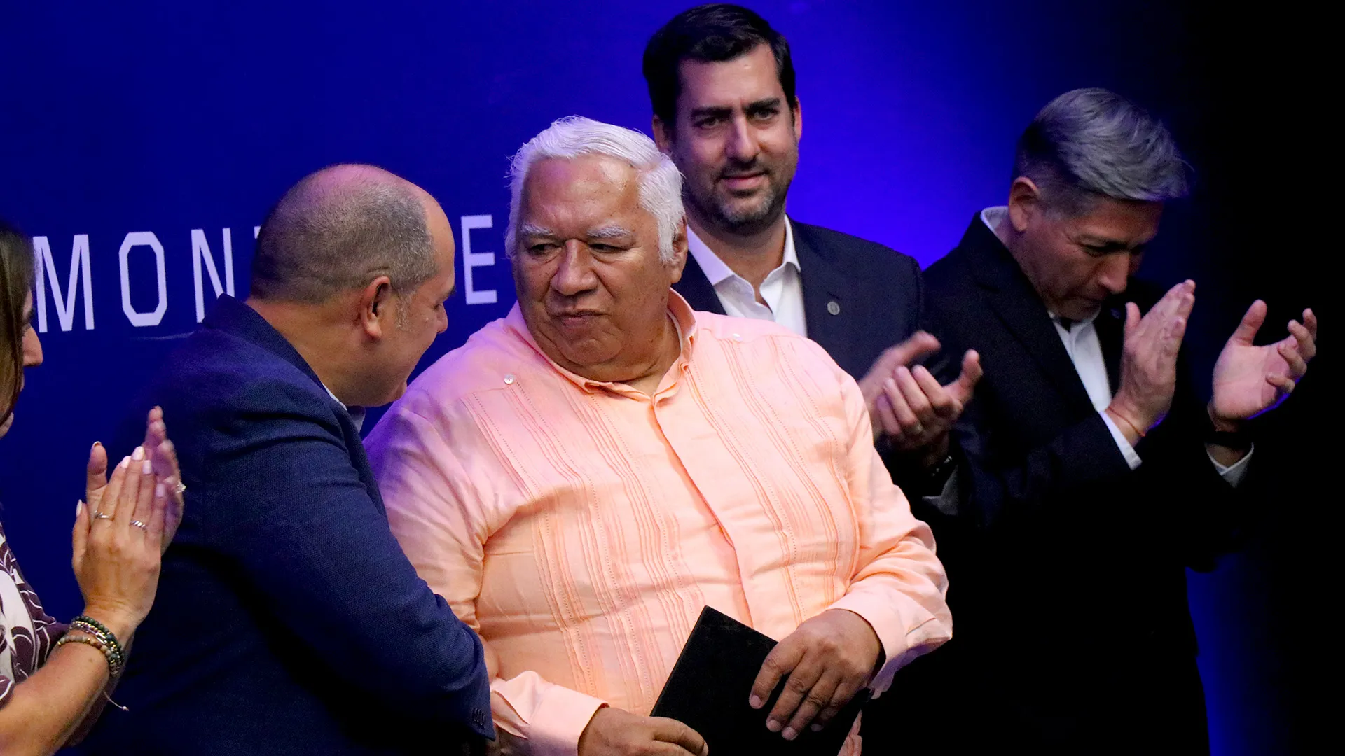 Profesor recibe reconocimiento por autoridades del Tec de Monterrey por su labor docente a lo largo de 50 años