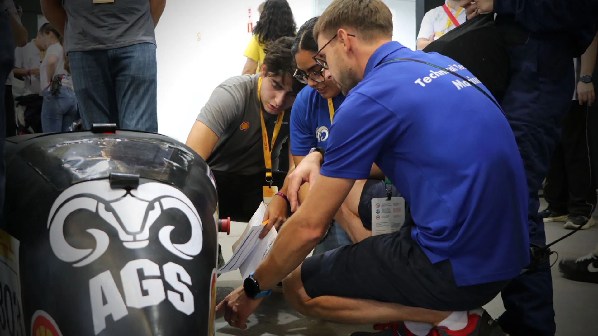 Equipo con el vehículo en la competencia