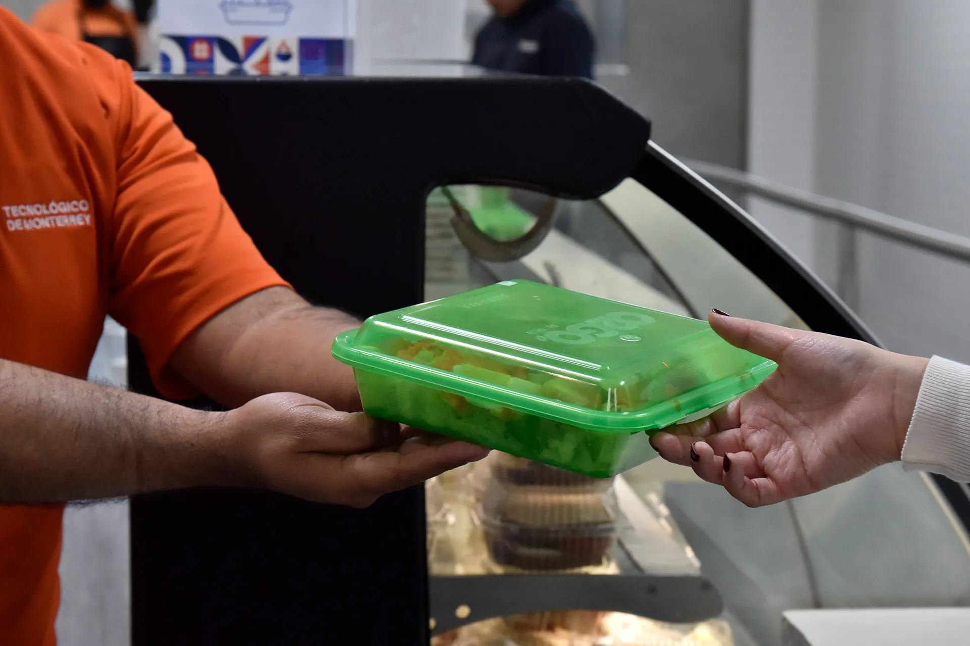 Comunidad Tec utiliza contenedores de plástico reutilizable para la comida
