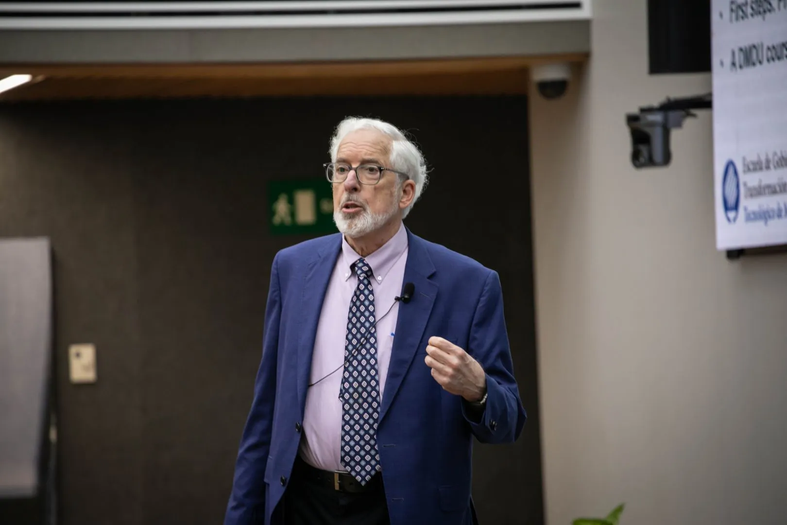 Steven Popper dando una platica