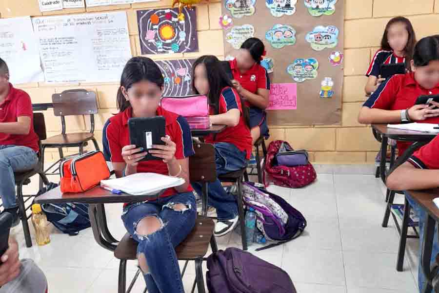 Estudiantes de primarias multigrado de Nuevo León utilizan tablets.