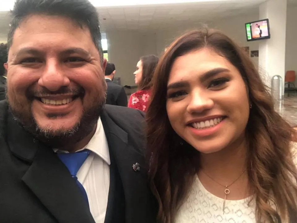 León y Ana minutos antes de la graduación