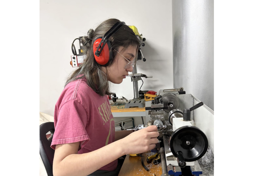Helena L&oacute;pez en el taller de robot