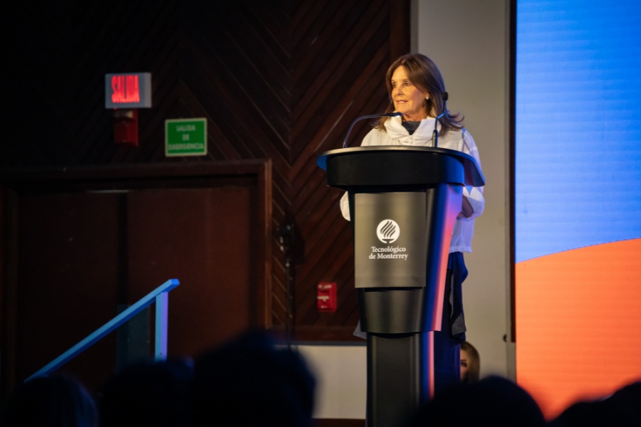 Marinela Servitje dirige un mensaje a estudiantes y familiares desde el escenario durante la ceremonia de bienvenida.