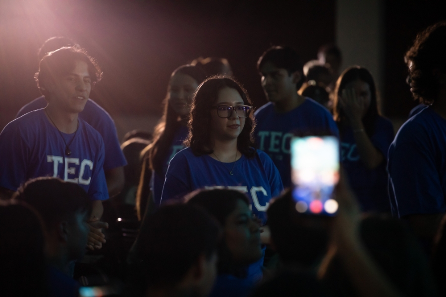 Grupo de estudiantes de L&iacute;deres del Ma&ntilde;ana permanece entre el p&uacute;blico durante una de las actividades de la ceremonia de bienvenida.