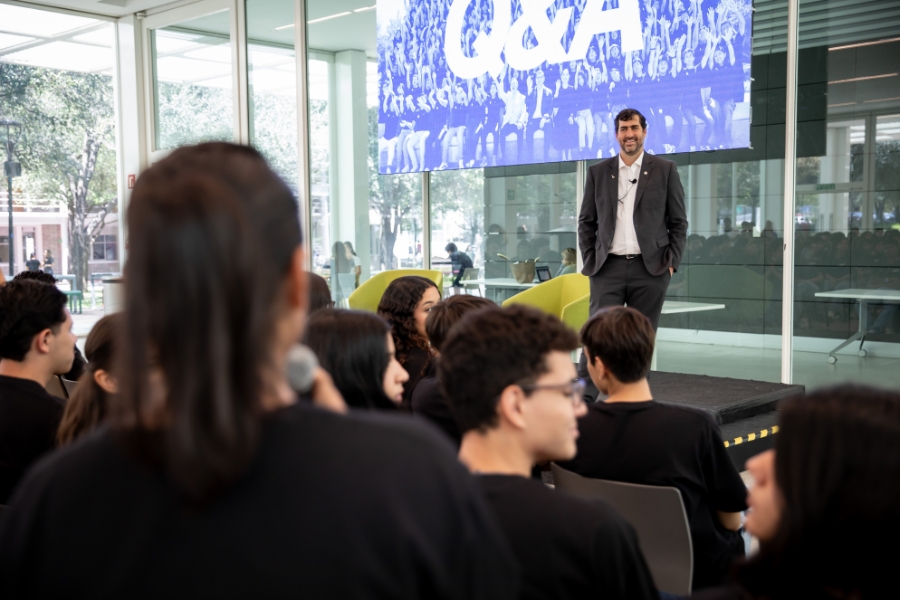Juan Pablo Murra conversa con estudiantes de la generaci&oacute;n 13 de L&iacute;deres del Ma&ntilde;ana durante un encuentro en campus Monterrey.