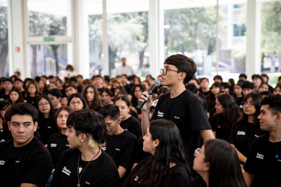 Estudiante de la generaci&oacute;n 13 de L&iacute;deres del Ma&ntilde;ana participa con un micr&oacute;fono durante un encuentro con sus compa&ntilde;eros en campus Monterrey.