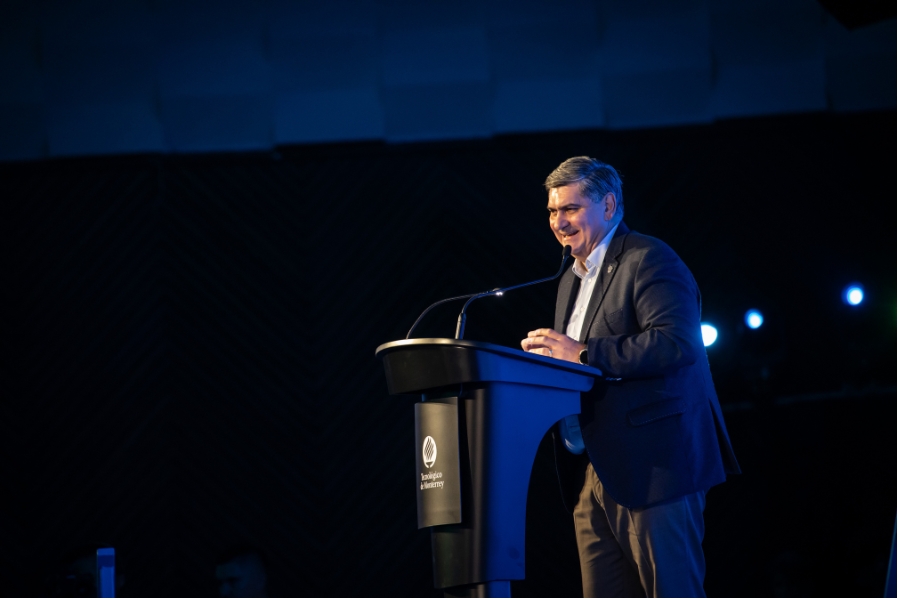 David Garza ofrece un mensaje desde el escenario durante la bienvenida a la generaci&oacute;n 13 de L&iacute;deres del Ma&ntilde;ana.