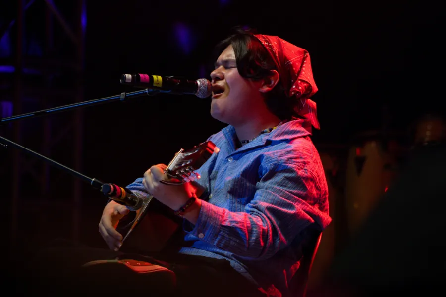 Diego Alejos canta