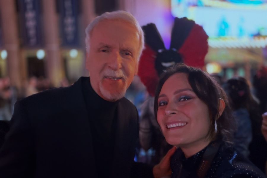 Selfie de una Ivel Hernández con James Cameron durante la premiere mundial de Avatar: Fire & Ash.
