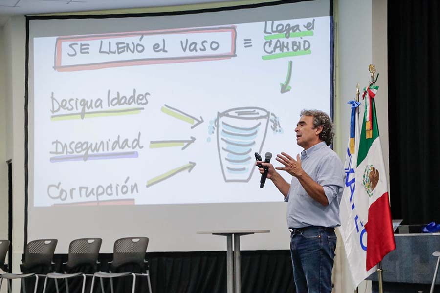 Exalcalde de Medellín en conferencia para la comunidad EXATEC de León.