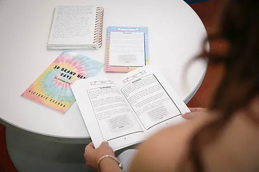 Alumna con las diferentes ediciones de su libro 30 D&iacute;as Nuevos