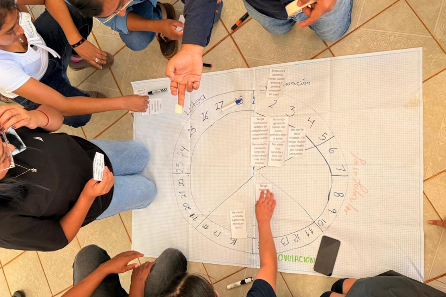 Alumnos haciendo ejercicio a cerca de la salud menstrual.