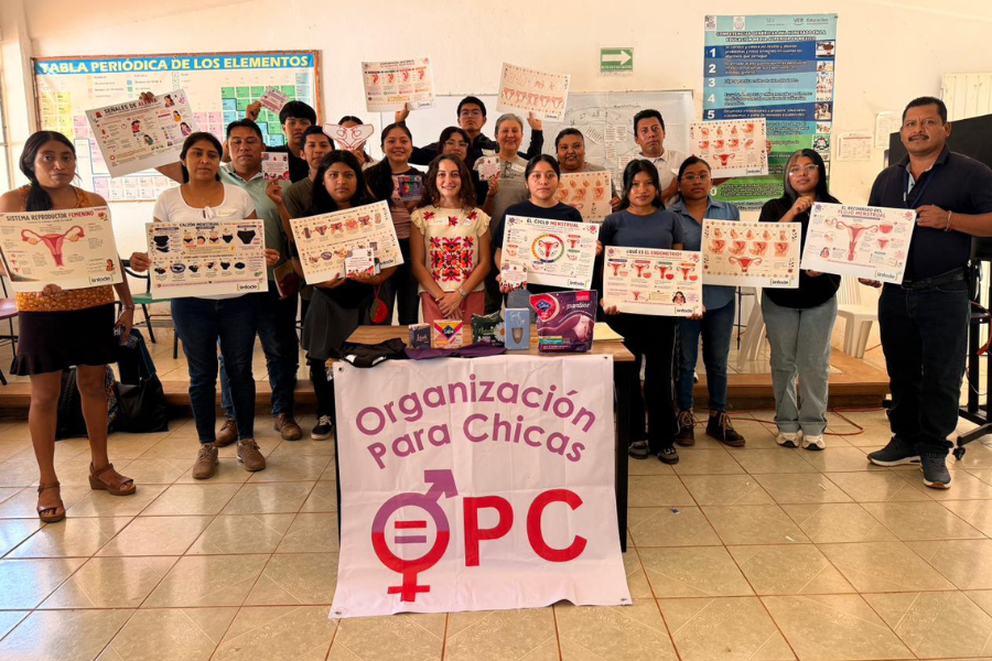 Maestros recibiendo capacitación sobre salud menstrual