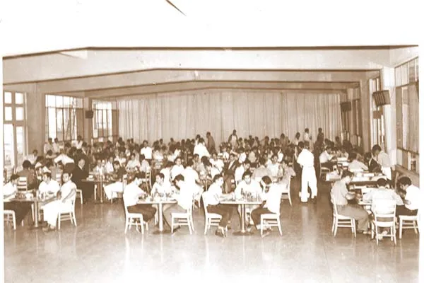 Alumnos en la cafeter&iacute;a Centrales en 1947