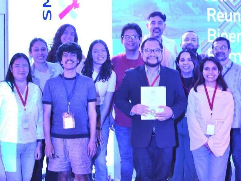Dr. Gerardo de Jes&uacute;s Garc&iacute;a Rivas y su equipo de investigaci&oacute;n recibiendo la medalla Jos&eacute; Laguna Garc&iacute;a en la XXIV Reuni&oacute;n de la Rama de Bioenerg&eacute;tica y Biomembranas de la Sociedad Mexicana de Bioqu&iacute;mica.