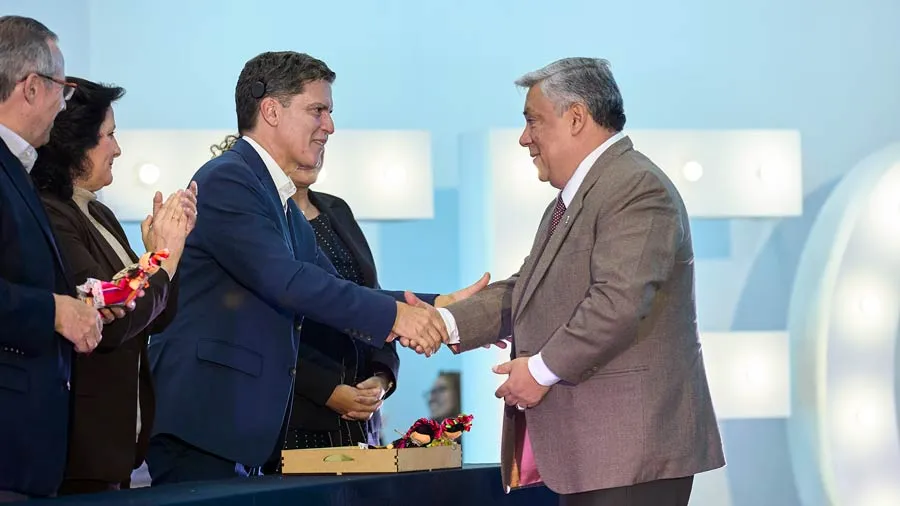 Jos&eacute; Daniel Mart&iacute;nez Rivas recibiendo reconocimiento en la Ceremonia de Lealtad 2024