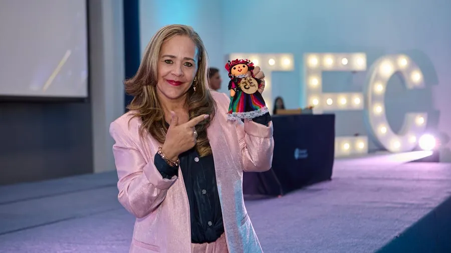 Mar&iacute;a Ang&eacute;lica M&eacute;ndez Espinoza con reconocimiento por 35 a&ntilde;os colaborando en el Tec