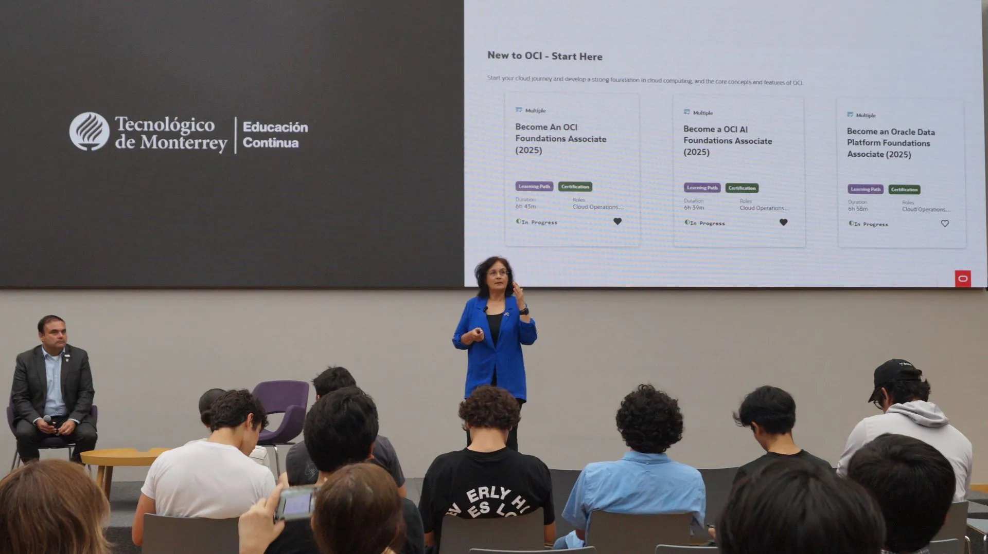  Lorena Gómez, profesora de la Escuela de Ingeniería y Ciencias del Tec de Monterrey, explicando cuáles son los cursos y certificaciones de Oracle