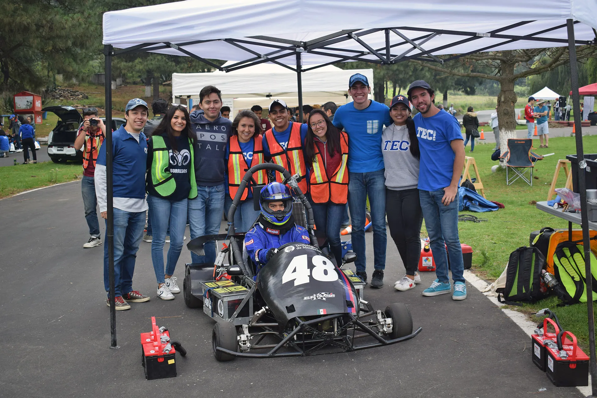Jóvenes del Tec construyen auto eléctrico