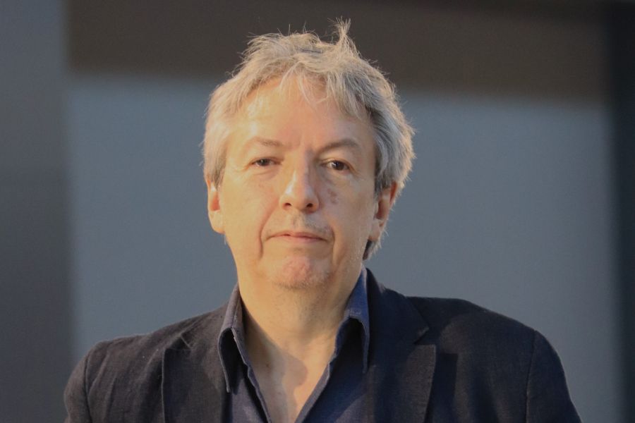 David Toscana, escritor mexicano y ganador del Premio Alfaguara de Novela 2026, posa de frente con saco oscuro y camisa azul. Fotograf&iacute;a de retrato utilizada para promocionar su participaci&oacute;n en la Feria Internacional del Libro de Monterrey.