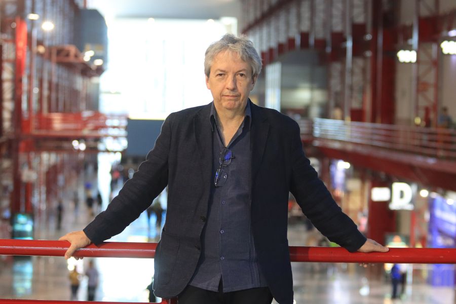 David Toscana posa en el interior de Cintermex, sede de la Feria Internacional del Libro de Monterrey.
