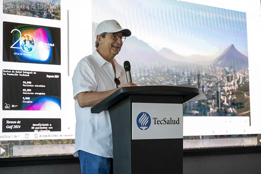 Doctor Juan Homar Páez durante dando un mensaje a los donantes en el Torneo de Golf